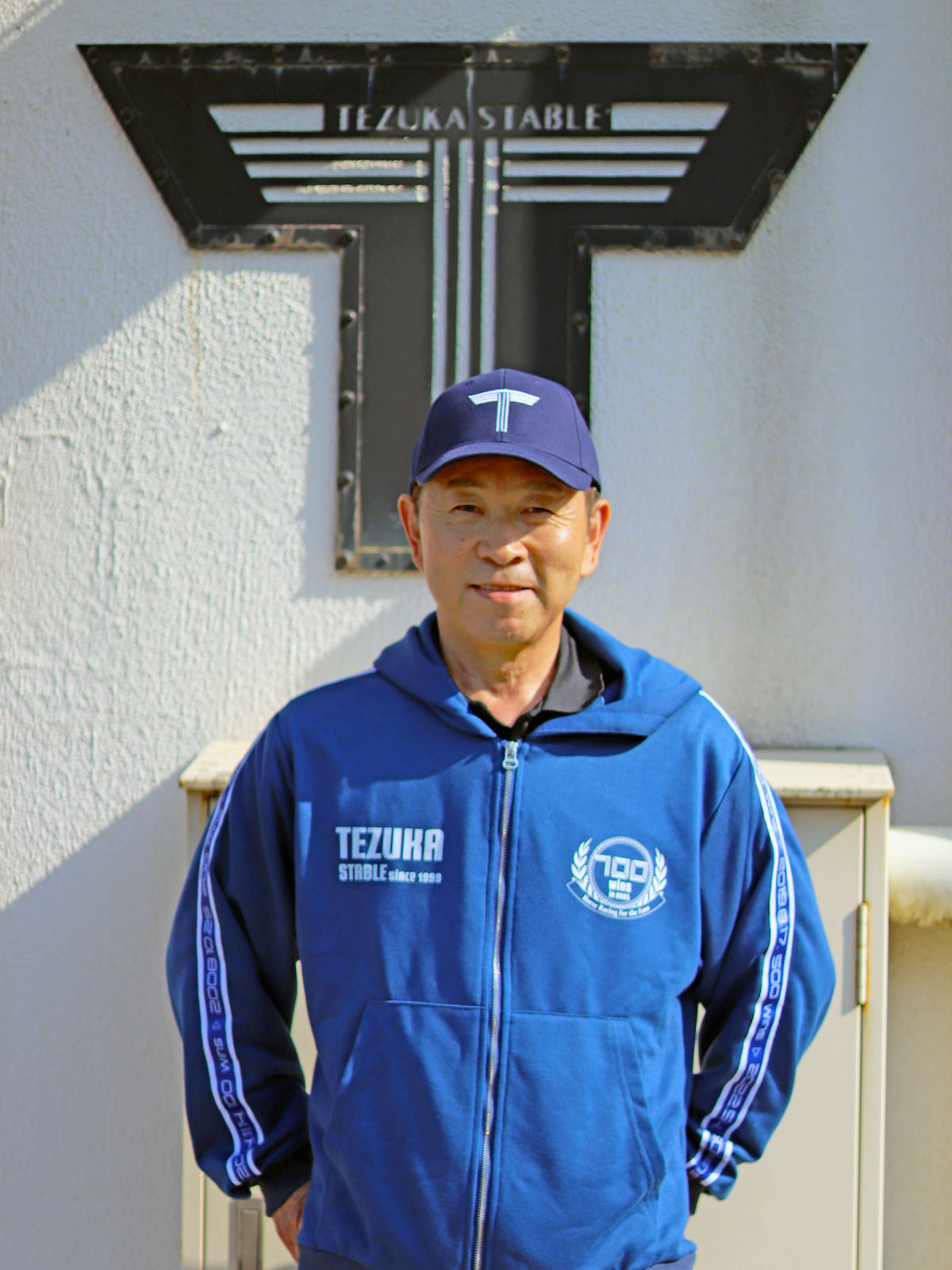 手塚貴久厩舎700勝メモリアル･キャップ