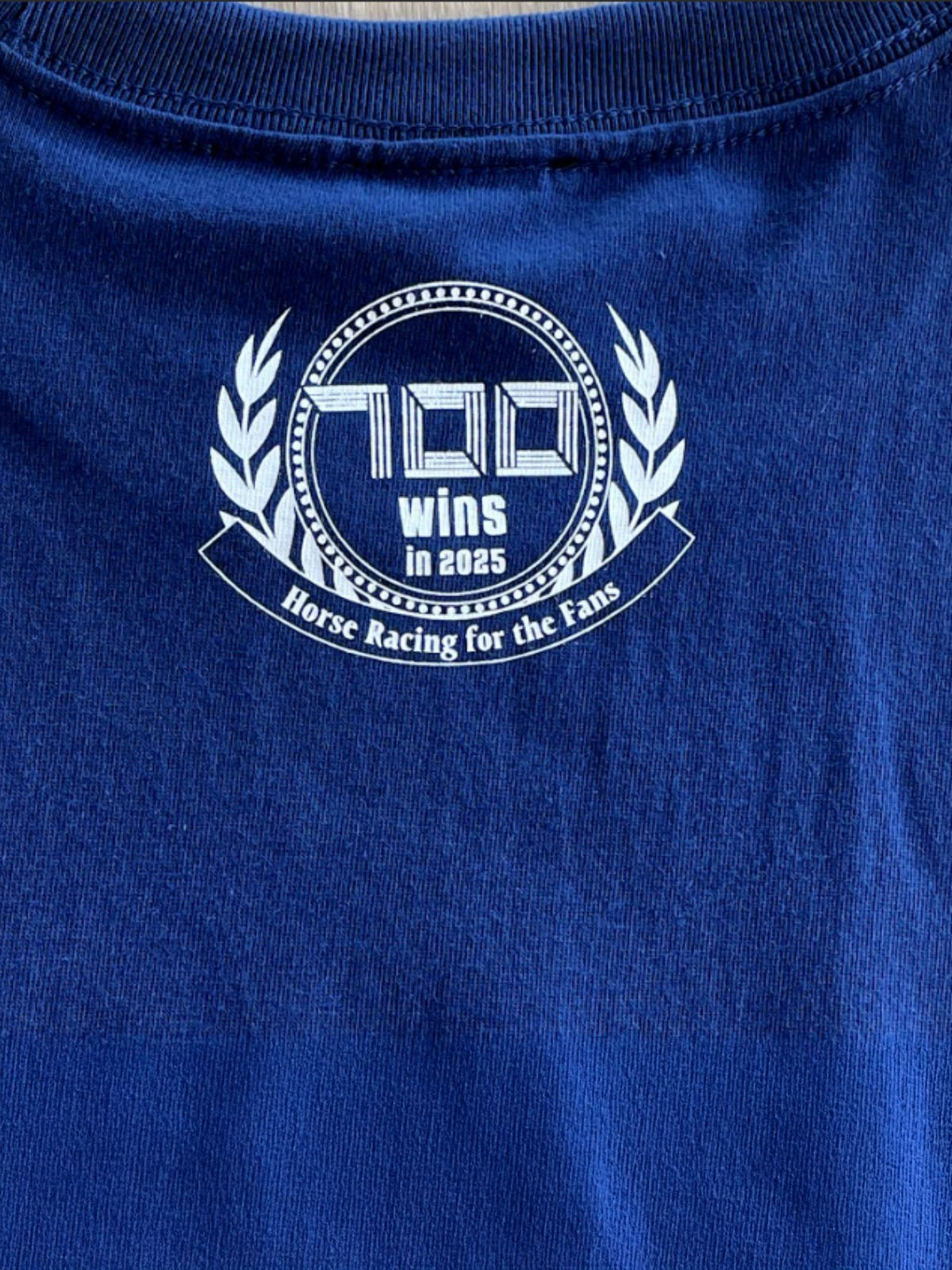 手塚貴久厩舎700勝メモリアル･Tシャツ